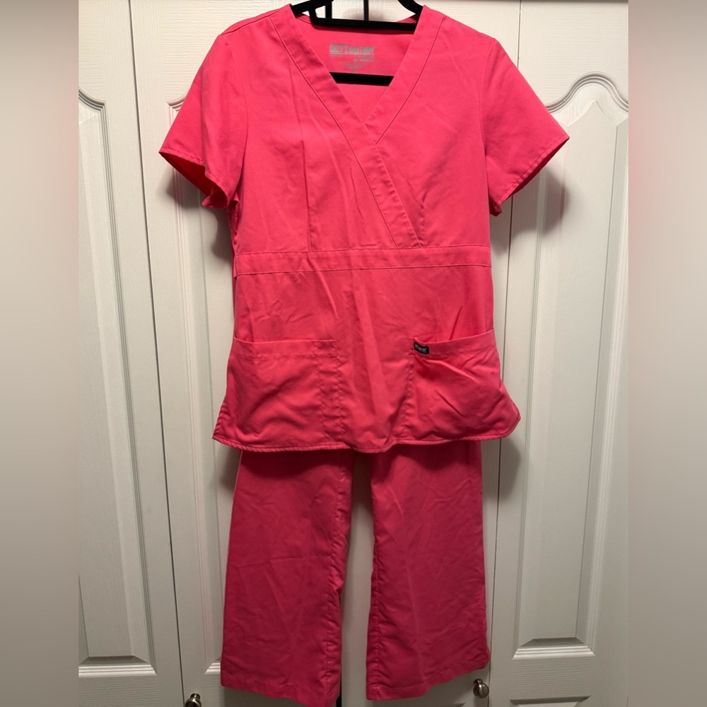 Grey’s Anatomy women’s scrub set - M, MT, Coral Orange/Salmon.